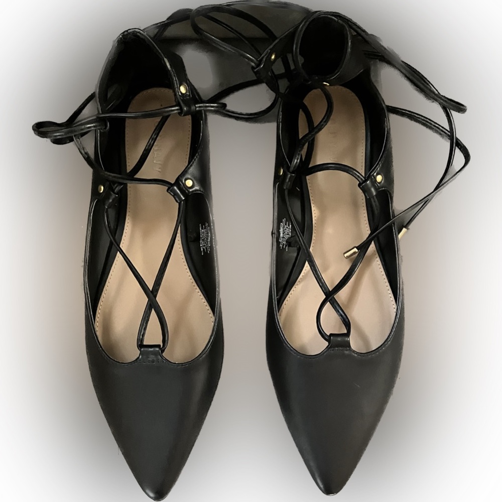 BLACK LACE UP FLATS